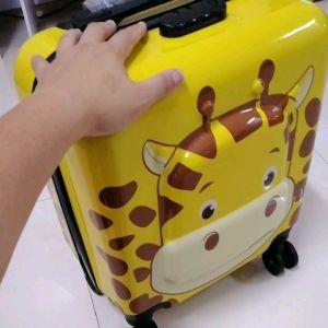 luggage yallow 3d giraffe