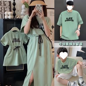 ชุดจับคู่ครอบครัวสำหรับสามสมาชิกในฤดูร้อน 2025 ชุดจับคู่สำหรับครอบครัวชายหาดใหม่ ชุดแม่และลูกชาย ชุดแม่และลูกสาว แขนสั้น สำหรับเด็ก