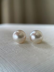 8.6mm Silvery White South Sea Pearl Earring with Natural Diamonds enhance
