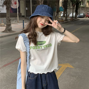 LHSunshine พร้อมส่งในไทย เสื้อผู้หญิง เสื้อยืดผู้หญิง เสื้อผ้าแฟชั่น เสื้อแขนสั้น😊 ครอป พิมพ์ลายภาษาอังกฤษ ดีไซน์เก๋ ๆ ด้วยรอยหยักรอบคอ  แขน และชายเสื้อ 😍