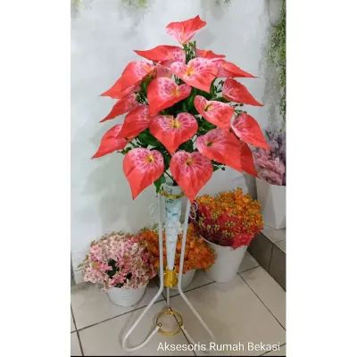 Rangkaian bunga anthurium / bunga Aron panda dengan pot standing besi bunga sudut ruangan