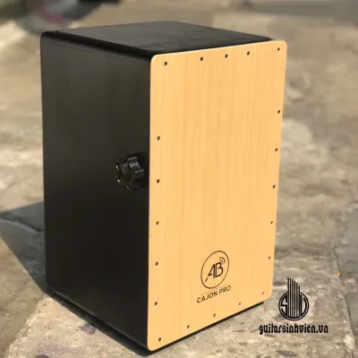 Trống cajon AB trắng gỗ AB-D2 Có tay chỉnh snare - Tặng miếng lót chống ê mông - Có kèm bao dù chống nước - Bảo hành 1 năm trống chính hãng