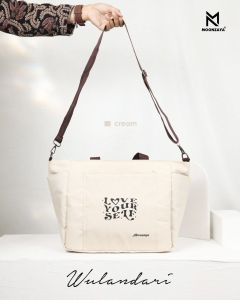 Totebag Wanita Wulandari Moonzaya di Lengkapi Tali Selempang