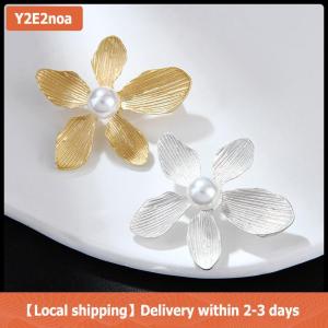 【Local shipping】 Vintage Pearl Five-petal Flower Brooch for Women Clothing Party Lapel Pin Accessories Gift