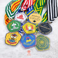 Souvenir Wisuda Medali Logo Sekolah SD / SMP / SMA Custom Hadiah Perpisahan Siswa. 