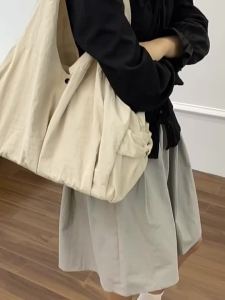 Japanese-style artistic minimalist and large-capacity tote bag for women featuring multiple pockets suitable for casual use as a mommy bag or for travel