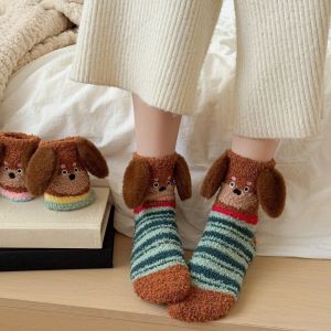 SOLOMONWF ลายทาง ถุงเท้าขนแกะคอรัลหูหมา ผ้าพลัฌ ลายจุด ถุงเท้ากำมะหยี่หนาสำหรับสุนัข การ์ตูน อบอุ่น ถุงเท้าพื้น ฤดูใบไม้ร่วง/ฤดูหนาว