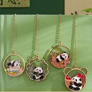 MKEB การ์ตูนลายการ์ตูน ที่คั่นหนังสือการ์ตูนแพนด้า แพนด้าแพนด้าแพนด้า สังกะสีอัลลอยด์ เครื่องหมายหน้าหนังสือ ประณีตประณีตประณีต คลิปหนังสือแพนด้า ที่คั่นหนังสือแพนด้าโลหะ ของขวัญวันเกิดของขวัญ