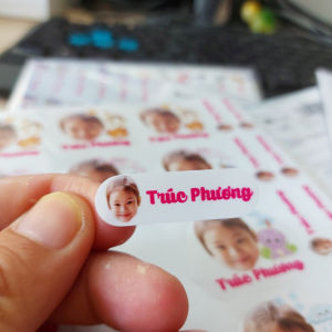 60 Sticker Tên và ảnh Bé in theo yêu cầu. Decal nhựa chống nước.