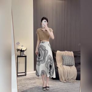 AMMIN กระโปรงชีฟองลายทางเอวสูงมีความยืดหยุ่นสูงสำหรับฤดูร้อนลายหมึกพิมพ์ลายทางยาวปานกลางสไตล์เกาหลีกระโปรงสั้นสง่างาม