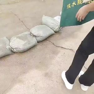6pcs flood control bags waterproof barrier canvas bags sand-free water-absorbing air-filled bags solid thickened flood control embankment rainproof rainy season waterproof treatment suitable for home door garage and basement
