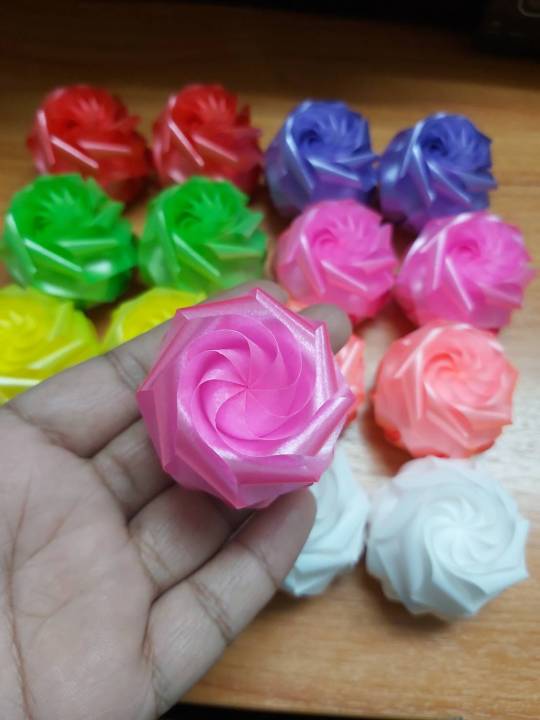 เหรียญโปรยทาน ดอกกุหลาบแย้ม 💥ไม่ใส่เหรียญ💥 คละสี งานบวช งานพิธีต่างๆ ...