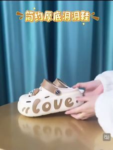 [Free Shipping] New Chinese-Style Clogs For Women Featuring A Thick Sole Height-Enhancing Design Fashionable Closed-Toe Style And Non-Slip Beach Sandals