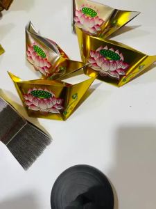 25*28cmLarge Blessing Lotus Gold Ingot Thickened Semi-finished Product Handmade Origami Color Printing Gold Ingot with Characters Responding to Requests [50/100 Pieces] 25 * 28cm大号祈福莲花金元宝加厚款半成品手工折纸彩印金元宝带字有求必应【50/100个】