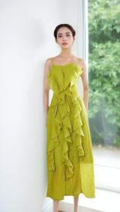 Đầm 2 dây maxi 4 đường bèo duyên dáng hai lớp dày dặn chất liệu tơ voan mát mẻ sau lưng có thun co giãn có dây kéo dễ dàng mặc từ 55 ký đổ lại mặc xinh tông màu nổi: Két- Sen- Bơ- Đen- Trắng Kapun Dress Fashion