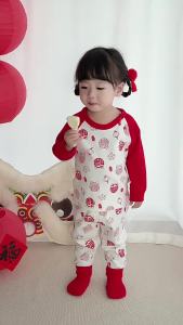 Babys autumn clothes and pants are made of pure cotton a Baby-style underwear set in bright red for the zodiac year separate pieces for boys and girls childrens home wear