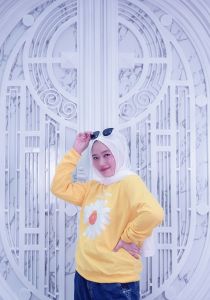 ONE DAISY BIG SUN FLOWER CRAWNECK