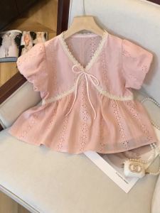 Ammin 2024 mùa hè ren ngọt ngào mới đan Chéo Cổ Chữ V đính nơ tay áo ngắn thiết kế áo cánh vải voan phong cách Hàn Quốc Thêu Hoa Cut-out tay áo phồng Áo Blouse thanh lịch