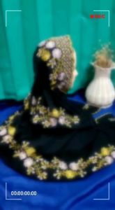 Mukena Terusan Remaja Tanggung Bahan Katun Polino Kain Dasar Warna Hitam Motif Bunga Kincir Cantik Indah