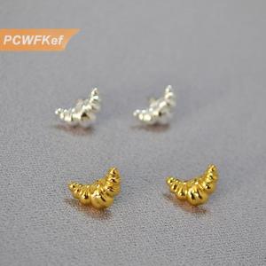【PCWFKef】 ใหม่ต่างหูรูปครัวซองต์ขนาดเล็กสำหรับผู้หญิงต่างหูรูปขนมปังน่ารักคลาสสิกของขวัญเครื่องประดับชั้นดี