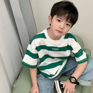 REALSELF เสื้อผ้าเด็กผู้ชาย ชุดเด็กเกาหลี ดีไซน์ลายทางแฟชั่นสไตล์เกาหลี เสื้อเชิ้ตแขนสั้นผ้าฝ้ายสำหรับเด็กสวมใส่สบาย2423