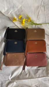 หนังแท้ กระเป๋าคล้องแขน กระเป๋าคล้องมือ Coach ขนาด 6.5 นิ้ว มีสายคล้องมือ 1ช่องซิป ใส่มือถือ ใส่เงินได้ รหัส K