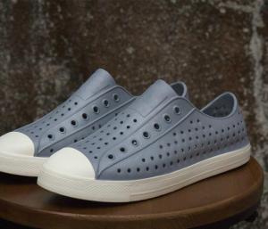 Coqui รองเท้าแตะชายมีรูรองเท้าส้นเตี้ยกันการฉีกขาดของผู้ชายรองเท้าสลิปออนกันการฉีกขาดรองเท้าผู้หญิงอุดตันสีทึบคู่กันลื่นรองเท้ารองเท้าแตะชายหาดนิ่มกันน้ำ36-45