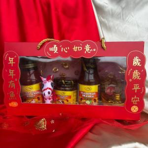 MAN FOOK CNY GIFTBOX 2026 Crispy Garlic chili 170GM + Sambal Mama 290GM + Sweet Garlic Chili Sauce 300gm
