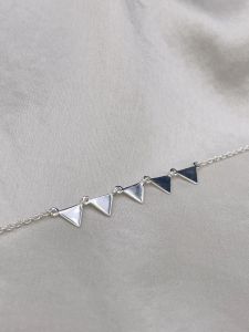 สร้อยข้อมือ ประดับด้วยสามเหลี่ยมเล็กๆ ทำจากเงิน 925 ชุบทองแท้ 18 กะรัต