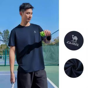 เสื้อยืดผู้ชายสีทึบคอกลมแห้งเร็วอูฐ