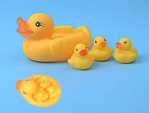 Mainan Anak Bebek Karet Bunyi Mainan mandi Mainan Edukasi 1 Induk dan 3 Anak Bayi