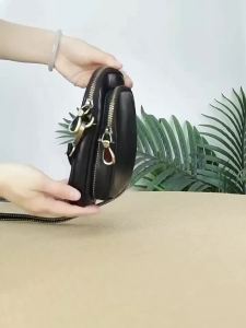 Trendy 2024 women’s genuine leather handbag: a small simple dyed cowhide phone bag that can be worn as a shoulder bag or crossbody bag.