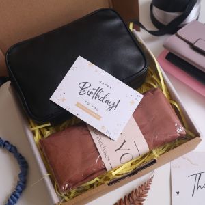 Paket Kado Ulang Tahun Cewek Tas Wanita Dan Hijab Perempuan Gelang Wanita Dompet Perempuan Paket kado fashion Paket kado tas dan hijab Kado ulang tahun cewek Kombinasi tas dan hijab Set kado fashion Kado eksklusif Paket hadiah ulang tahun Kado spesial