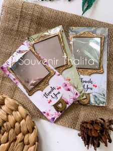 isi 50 souvenir pernikahan Kaca Gagang Emas kotak kemas alas cantik