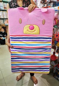 pangforkids ชุดที่นอนเด็กNUEBABEใยสังเคราะห์หนานุ่ม+หมอนหลุมหน้าหมี หมอนข้างลายริ้ว ถอดซักได้ แห้งไว ไม่อับชื้น