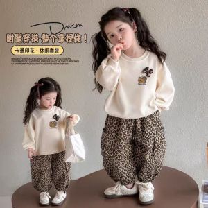 ชุดเด็กฤดูใบไม้ร่วงปี 2025 สำหรับเด็กผู้หญิง สไตล์น่ารักและหวาน เสื้อสเวตเตอร์ลำลอง กางเกงลายเสือดาว ลายการ์ตูนแมว ชุด 2 ชิ้น【BabyBuddyShop】