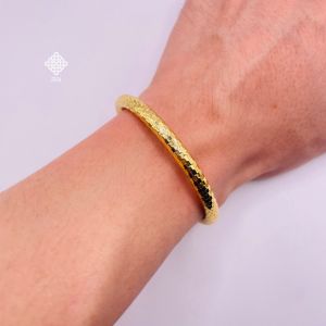 Vòng tay titan chạm caro dày 6 li Lắc tay trơn titan màu 18k không phai màu không rỉ sét TRANGSUCMOILUATUOI.RIN