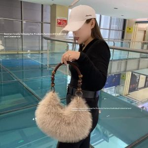 EchoBliss กระเป๋าหนังเฟอร์ผู้หญิงแฟชั่นทรงครึ่งวงกลม ดีไซน์ทันสมัย หูจับไม้และซิปภายใน ใส่ได้ทุกวัน