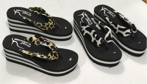 Dép đế xuồng sọc trắng đen nữ quai nhung kẹp ngón nhiều màu. Hàng VN đặt xuỏng. Đế cao 7 cm