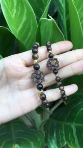 Vòng tay trầm hương sánh chìm mix charm hoa sen