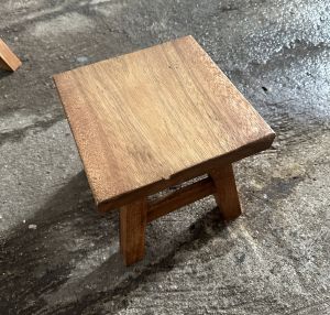 เก้าอี้ไม้  เก้าอี้สตูล กว้าง10สูง 9 1/2 นิ้ว สี่เหลี่ยม หน้าเรียบ ไร้รอยต่อ เก้าอี้วินเทจ ไม้จามจุรี กว้าง  สีไม้ธรรมชาติ เก้าอี้เล็ก ม้านั่ง