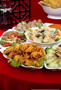 Bộ bát đĩa hình hoa mai 5 cánh nhựa phíp trắng bóng bao gồm 5 đĩa cánh hoa 1 bát 1 khay Vuadienmay