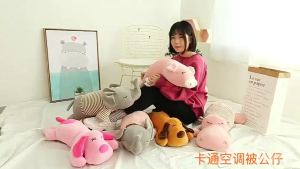 Gối gấu dâu tây chăn bông hai trong một chăn điều hòa ô tô đệm văn phòng chăn ngủ cho trẻ em quà tặng