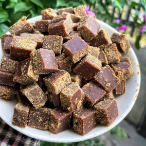 Đường Mía Hà Thủ Ô Chế biếnThủ Công Từ Mật Mía Nguyên Chất Và Các Thảo Dược Tự Nhiên Không Hoá Chất- Túi 1kg NGỌT LÀNH