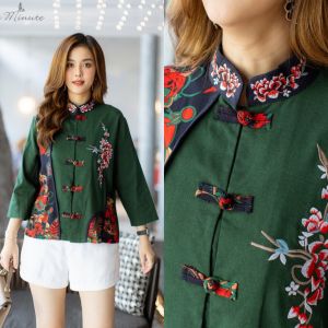 เสื้อผ้าฝ้ายลินินเกาหลีเกรดพรีเมี่ยม เนื้อผ้าหนากำลังดี เสื้อคอจีนกุ้นขอบแต่งด้วยผ้าลายสวยงาม กระดุมจีนเก๋สุดๆค่ะ ดีเทลงานปักดอกไม้ที่คอปกสวยมากค่ะ ได้กลิ่นไอของความเป็นจีน เสื้อเรียบหรูดีไซน์สวยเก๋ ใส่สวยไม่ซ้ำใคร มี 3สี กากี เขียว กรม