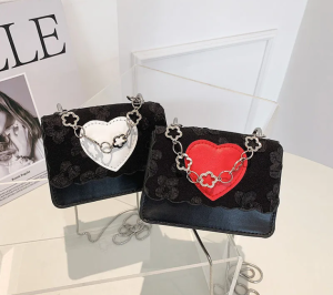 IELGY high-quality black mini heart decoration messenger small bag women