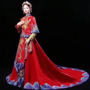 ☘  ชุดยกน้ำชาหางลากยาว ชุดเจ้าสาวจีนผ้าต่วนสีแดง ผ้าหนาทิ้งตัวทรงสวยปักลายหงส์คู่ ด้วยด้ายดิ้นเงินดิ้นทอง สวยหรู สง่างาม ☘สินค้าพร้อมส่ง