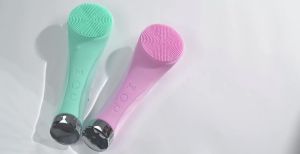 Bàn chải rửa mặt PRITECH dụng cụ chà mặt bằng silicone có thể sạc lại tích hợp đầu massage nhiệt có chức năng rung để tẩy tế bào chết giúp làm sạch sâu bàn chải rửa mặt chống nước dành cho cả nam và nữ (màu đen).