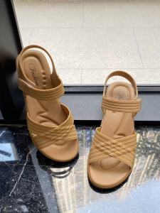 Free Shipping New Fashionable Summer Sandals For Women Featuring A Thick Sole Crisscross Straps And A Casual Beach-Ready Design