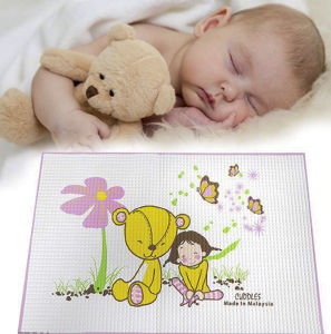 Tấm Lót Cao Su Tự Nhiên CUDDLES 60x90cm Chống Thấm Cho Bé Sơ Sinh